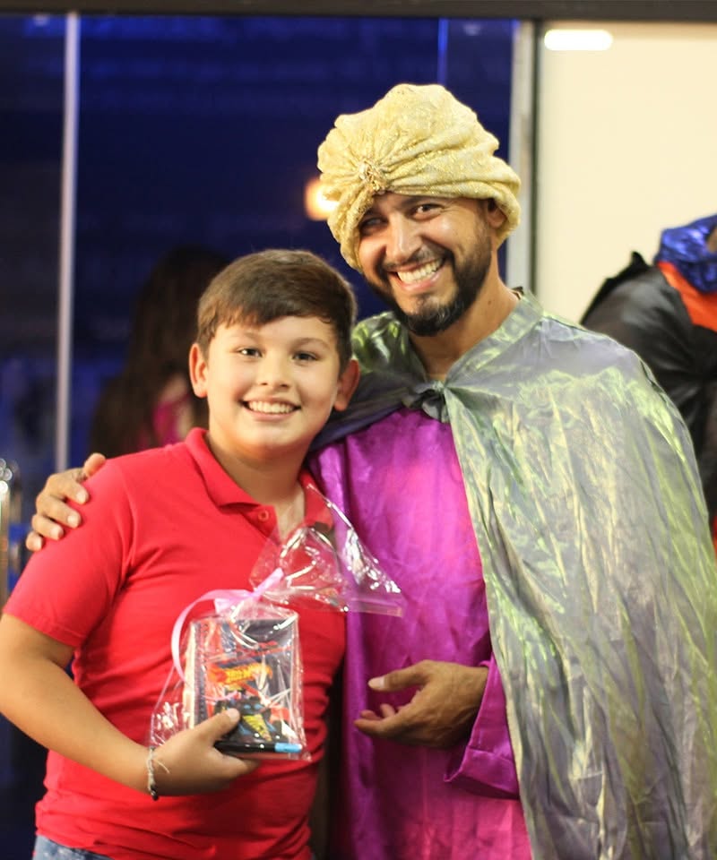 Entrega de juguetes a un niño