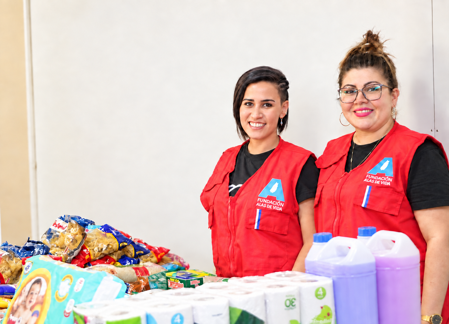 Voluntarias de Fundación Alas de Vida junto a alimentos, pañales y productos donados