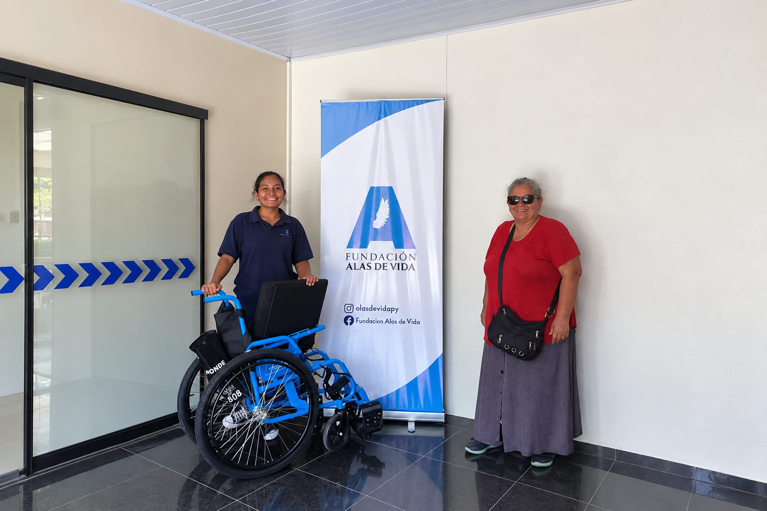 Entrega de una silla de ruedas realizada por Fundación Alas de Vida